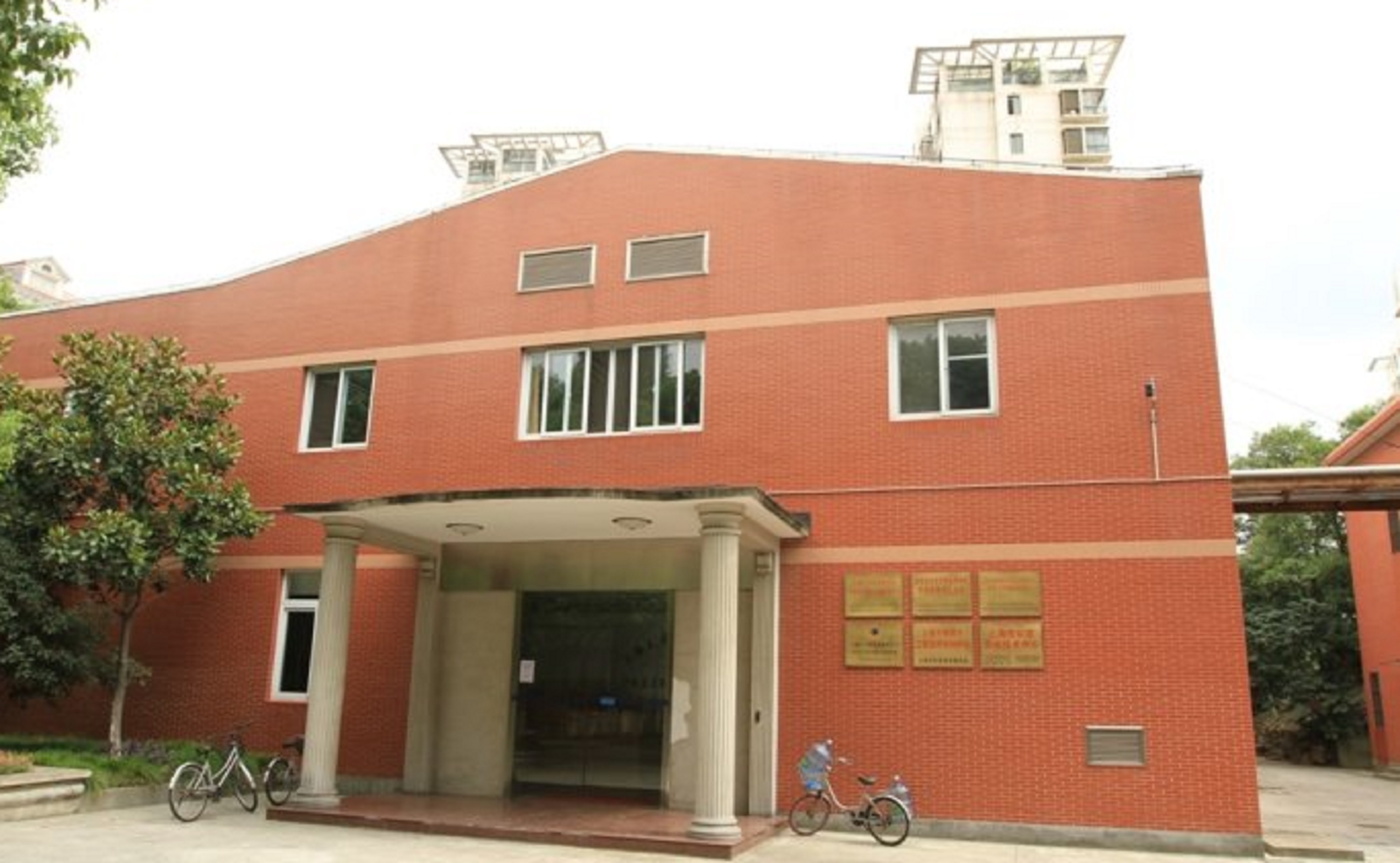 上海大学较高收费毕业证一样吗